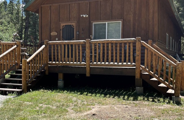Cheerful 4-bedroom cabin with indoor fireplace