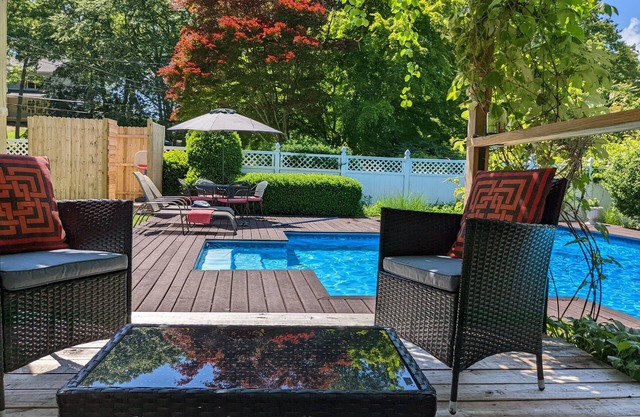 Cheerful 4-bedroom pool house in the North Fork near all