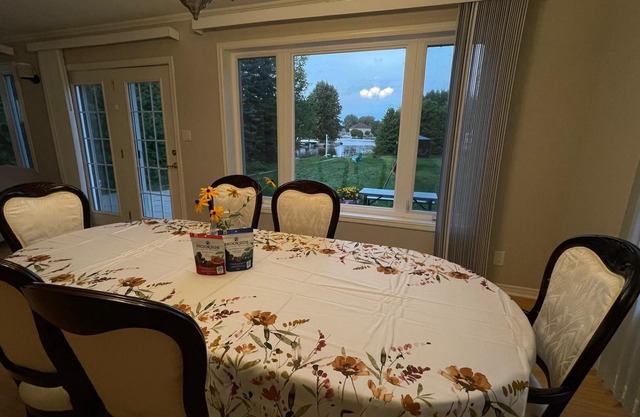 Cheerful 4bd waterfront cottage. 1.5h from Toronto