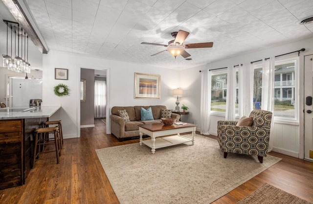 Cheerful 4br/1.5ba Farmhouse Close to Shem Creek!