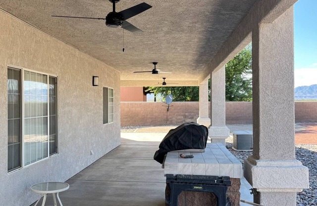 Cheerful 5 Bedroom Home with pool!