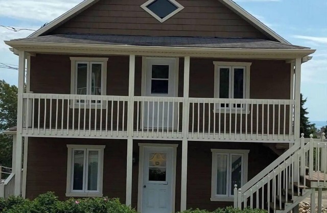 Cheerful 5 Bedroom Cottage Mins from Casino