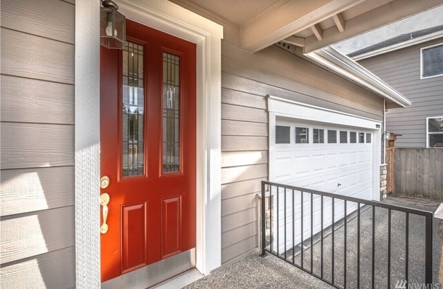 Cheerful 5 bedroom home on a cul-de-sac with free parking and side yard