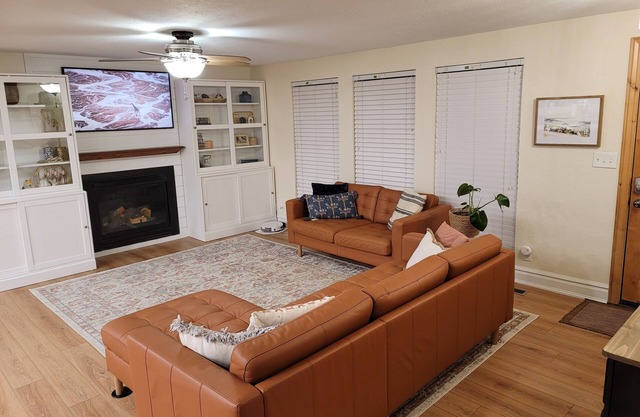 Cheerful 5-bedroom home near slopes with big yard