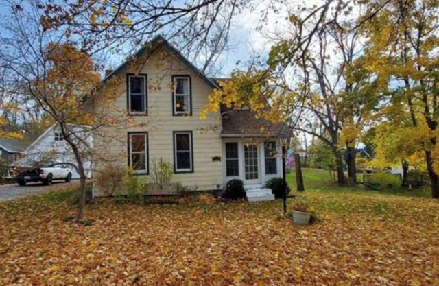 Cheerful and Charming 4 BR/3BA Cottage by the Lake