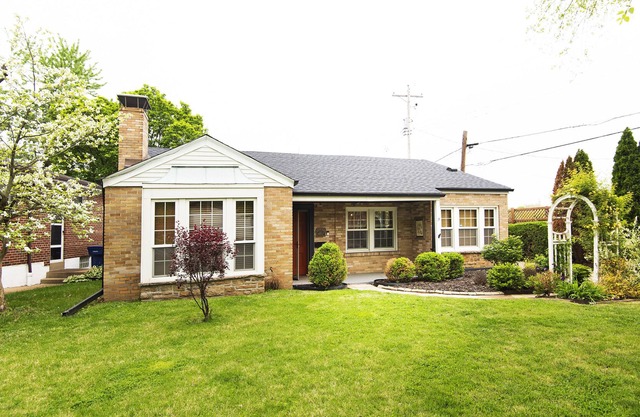Cheerful and spacious 2 bedroom home with parking