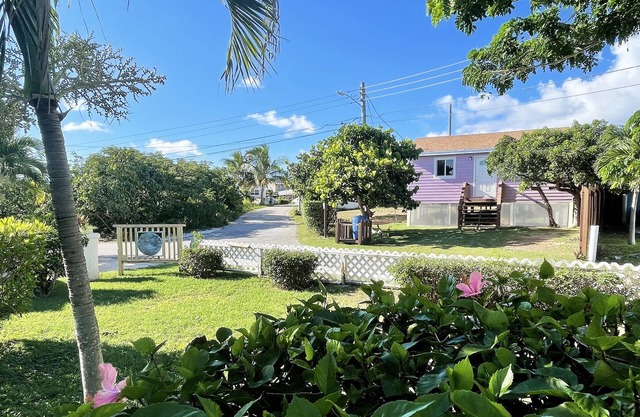 Cheerful Bahamian Pad. Walk to Beaches, Bars, Restaurants, Grocery-Liquor stores