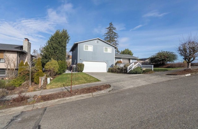 Cheerful beautiful home with fully fenced backyard in North Tacoma