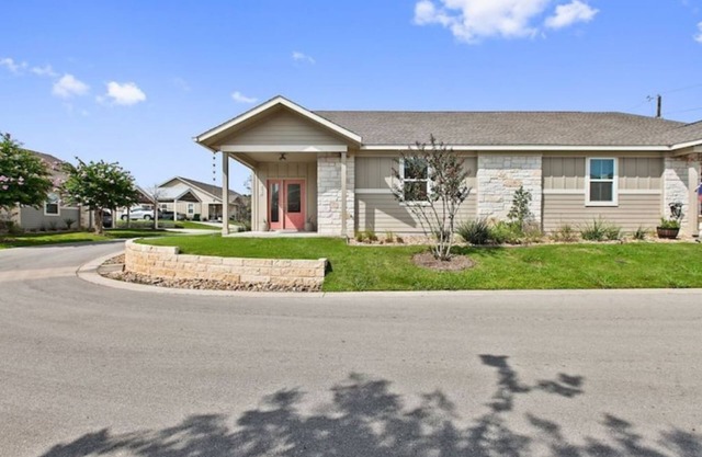 Cheerful & Bright 2 Bedroom Relocation Rental