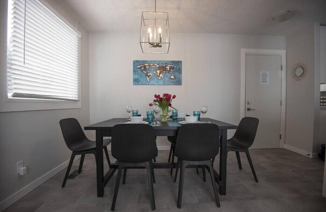 Our Happy Place - Modern home near CN center