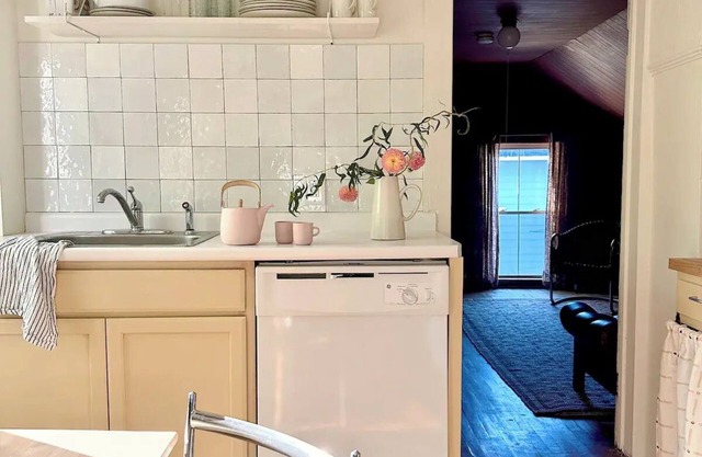 Cheerful Burlington 2 Bedroom