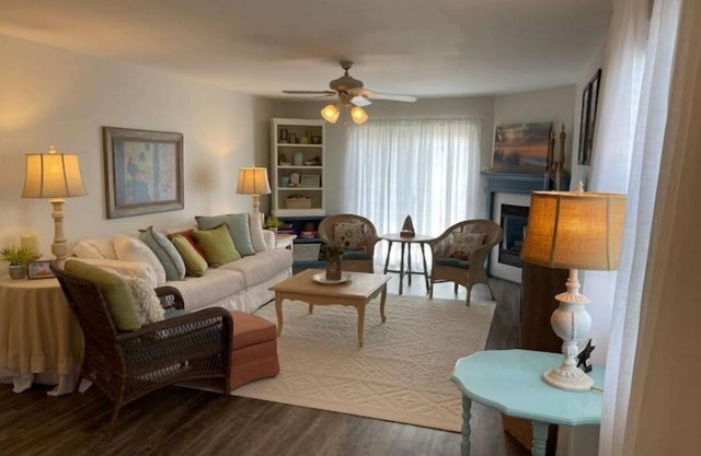 Cheerful, charming, super comfy 2BR 2Bath Condo