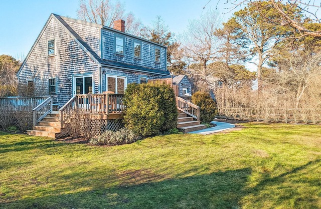 Cheerful Cisco cottage ideally located between South Shore beaches & Main Street