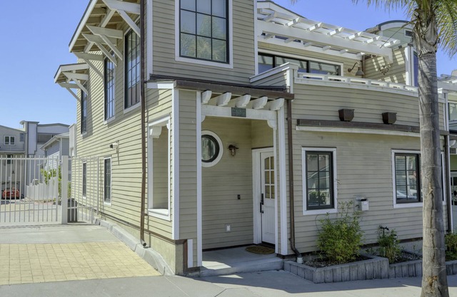 Cheerful Condo Just 3 min Walk to Beach - Pet Friendly