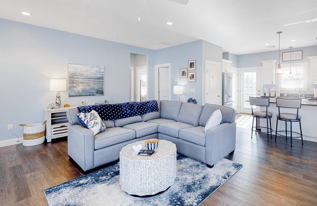 Cheerful condo w/ central AC, private washer/dryer, on-site pool
