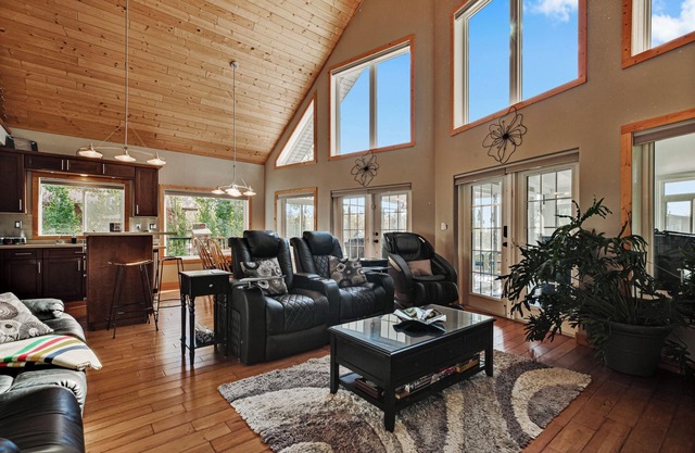Cheerful Cottage with Indoor Hot Tub. Great Getaway!