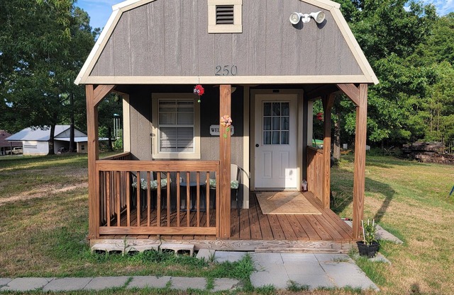 Cheerful Country Tiny Home!