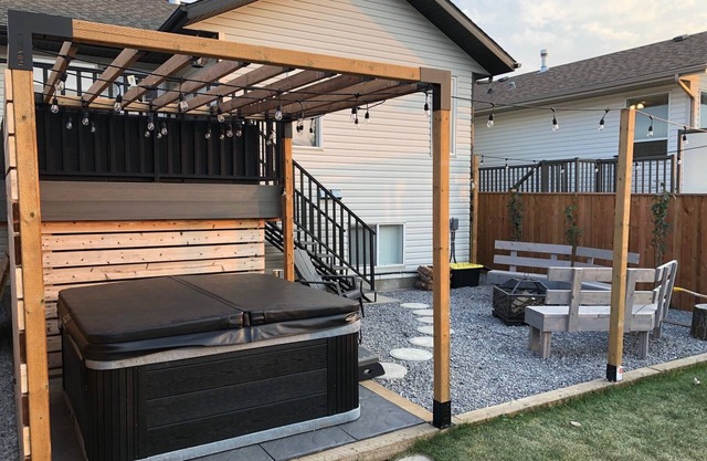Cheerful, cozy 4 bedroom house w/ hot tub and firepit area