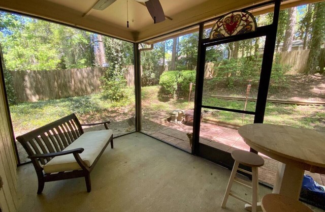 Cheerful, cozy townhome in a great location!
