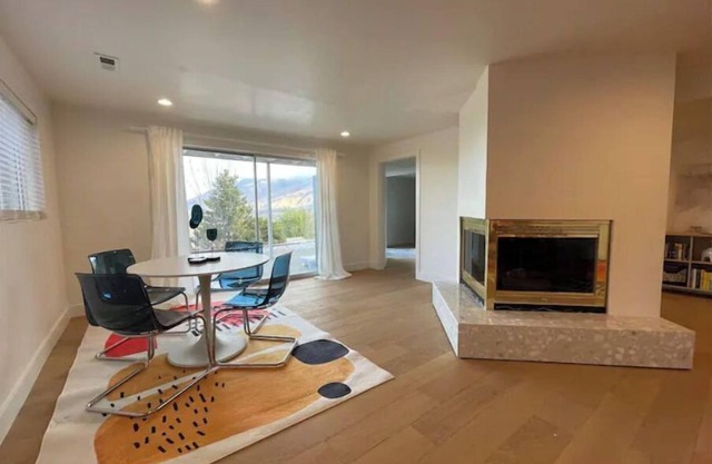 Cheerful Designer Condo w/ City & Mountain Views