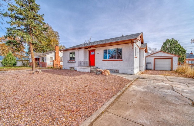 Cheerful Downtown 4 Bedroom Home