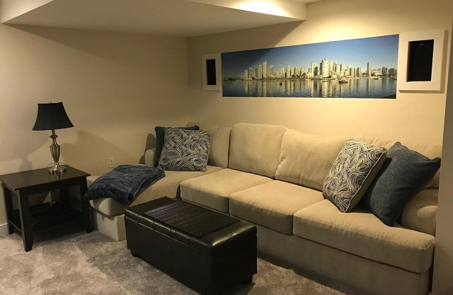 Cheerful family friendly house w/hot tub and large yard