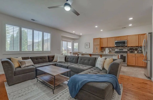 ☀Cheerful Family Getaway ~ Large & Sunny Backyard☀
