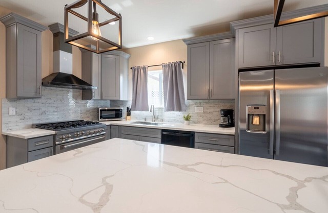 Cheerful Home - 3bdrm 2.5 bath. 2 King Beds!