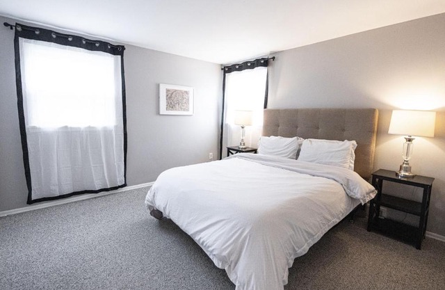 Cheerful home with free parking and WiFi