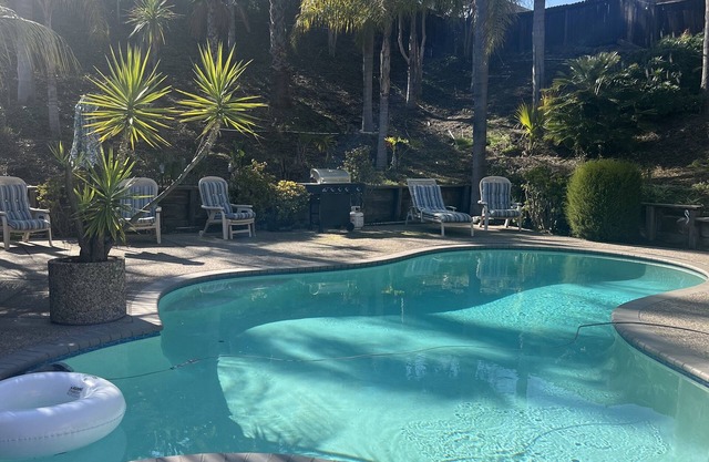 Cheerful house 3 bed 4 bath pool house