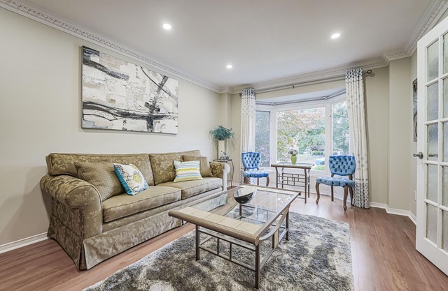 Cheerful luxury 7 bedroom/7 washroom ravine house