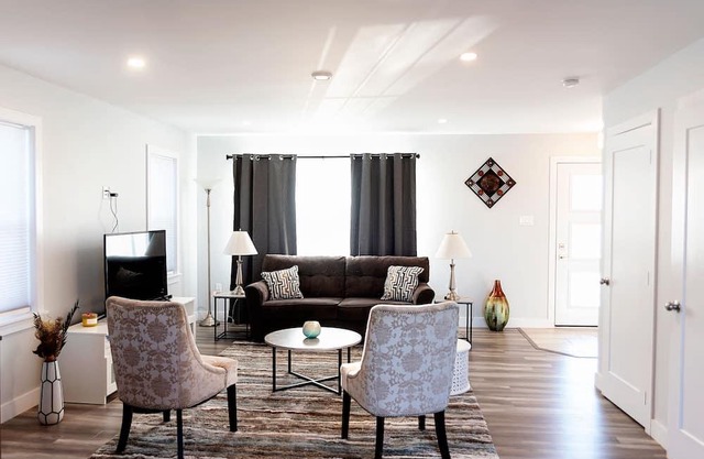 Cheerful & Modern 3bedroom townhouse w/Patio & Parking