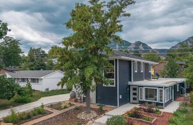 Cheerful; modern home, steps from the mountains, shopping