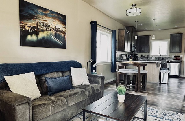 Cheerful new 2 bedroom home in cul de sac Netflix