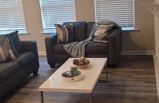Cheerful Newly Built Townhome Minutes from Atlanta International Airport ✈