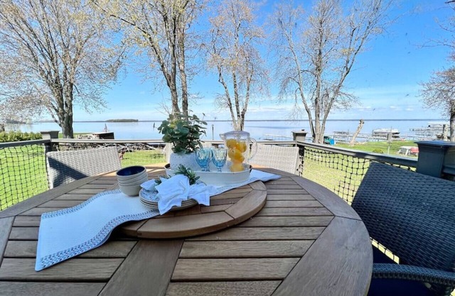 Cheerful Oneida Lake House