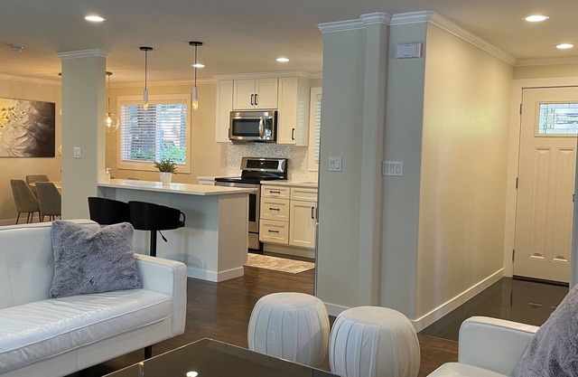 Cheerful & private 3 bedroom Shoreline home.