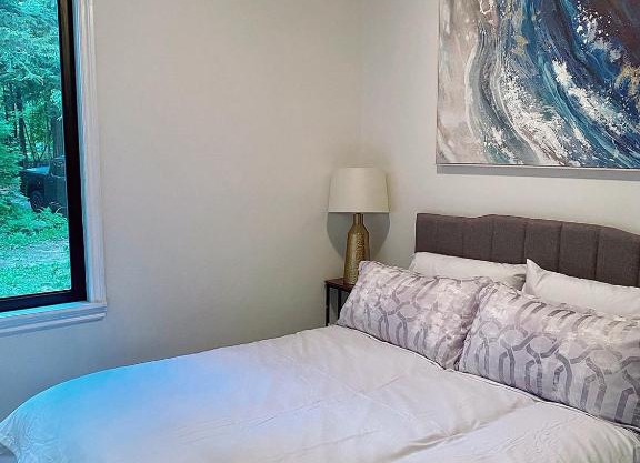 Cheerful rainforest cottage with free parking