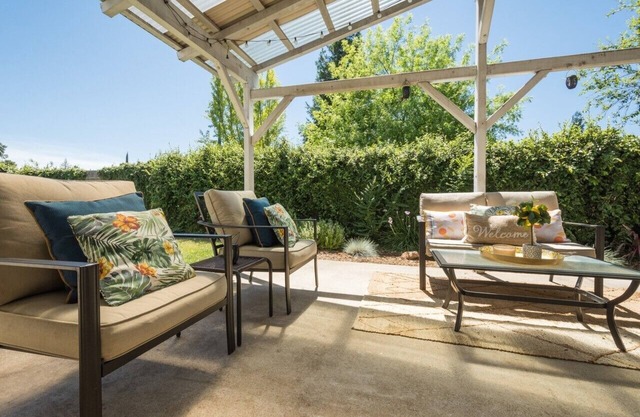 Cheerful & spacious 5bed 3bath Citrus Heights home