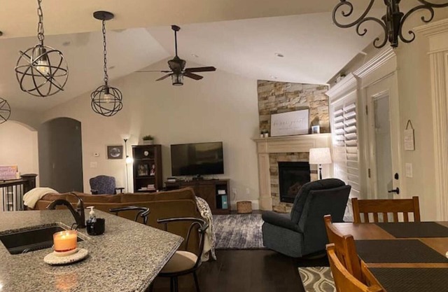Cheerful, spacious, sunny & comfy 4-bdrm home