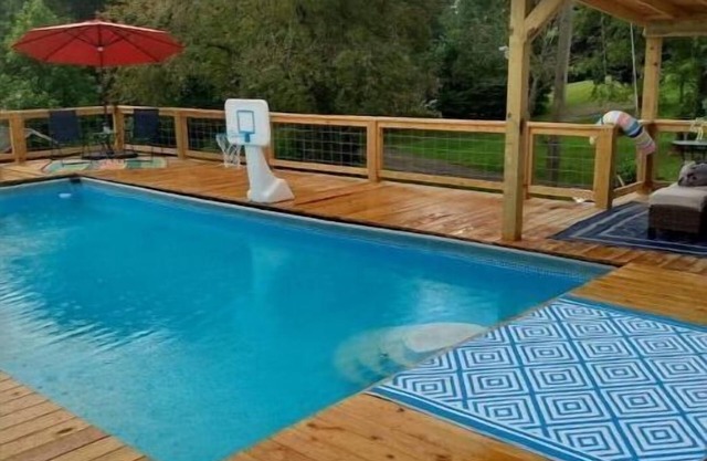 Cheerful three bedroom home with seasonal pool