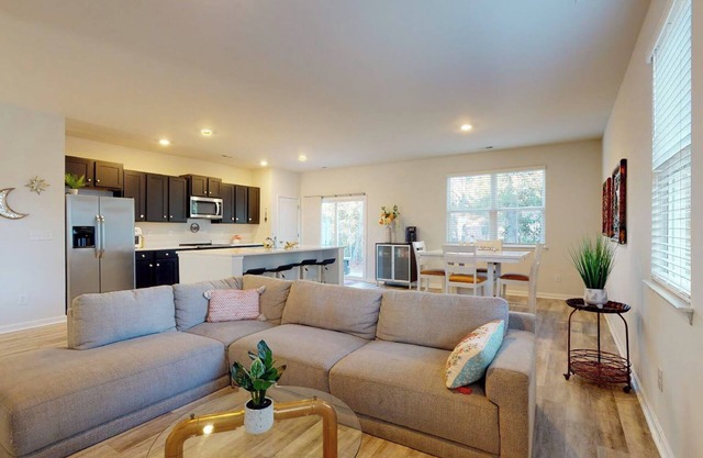 Cheerful, Trendy and Spacious Townhouse