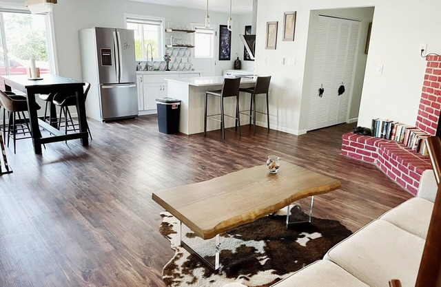 Cheerful two bedroom house with a beautiful backyard