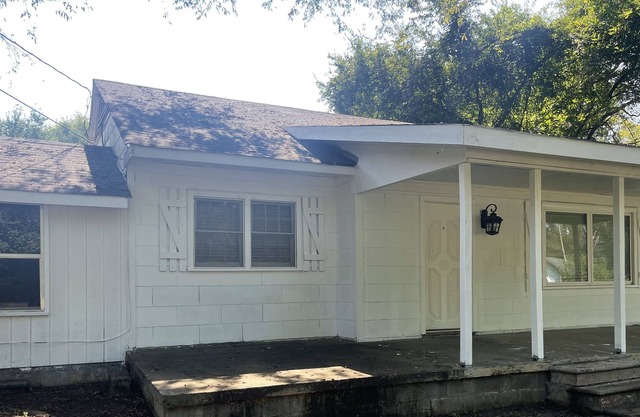 Cheerful two bedroom one bath duplex