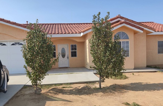 Cheerful Vacation 4 bedroom Family Home /Pool,Near Race Track, Golf ,Crews,Base.