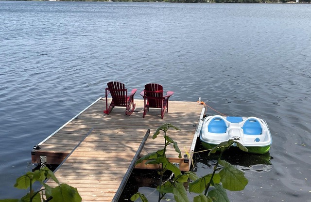 Cheerful Waterfront Cottage on Howe's Lake