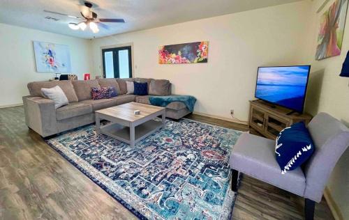 Cheerful Watercolors in 2BR Cottage