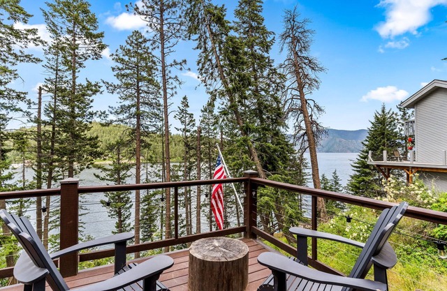 Cheerful Waterfront Cabin on Lake Pend Oreille