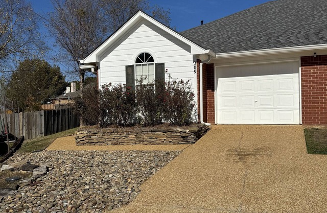 Cheerfull 3 bedroom 2 bath close to water & parks