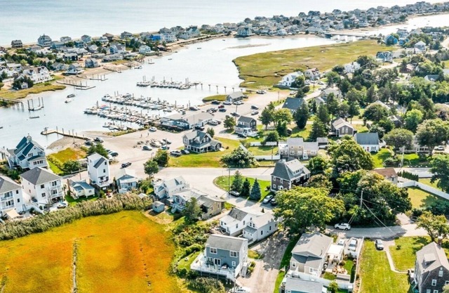 Cheery home! .5m walk to the beach, shops, restaurants, & river steps away!